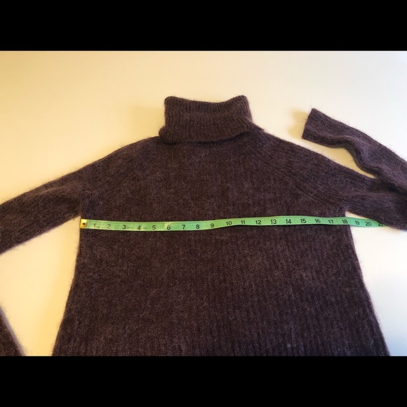 Aritzia Talula Loveland Turtleneck Cropped Sweater - Picture 4 of 7